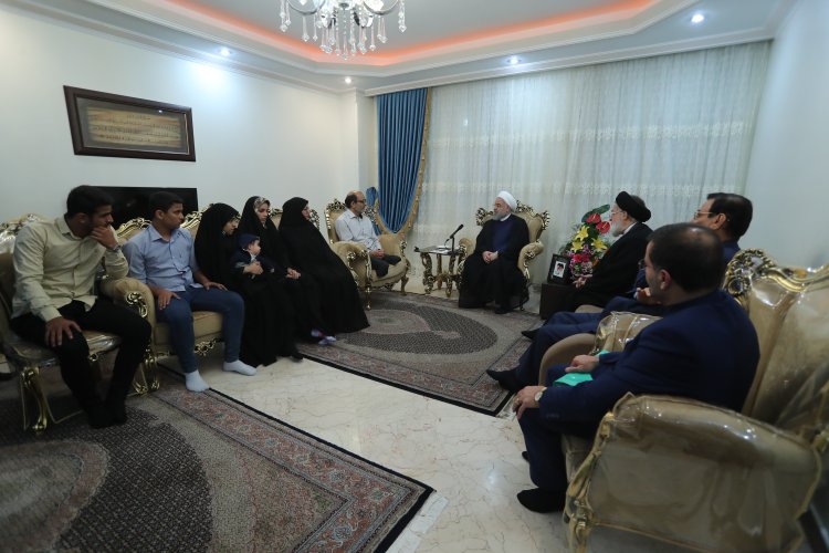 دیدار صمیمی دکتر روحانی با خانواده جانباز 70 درصد دوران دفاع مقدس

