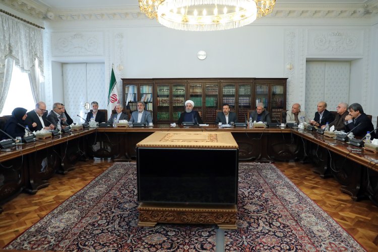 نقش دانشگاه‌ها در حل مشکلات جامعه، محوری است / دانشگاه‌ها به عنوان مرجع اجتماعی، در ارائه تفسیر واقعی به جامعه مسوولند/ بیان راه حل‌ها همزمان با طرح مشکلات ضروری است/ باید سرمایه اجتماعی را با تقویت اعتماد عمومی بیش از پیش افزایش دهیم/ اساتید دانشگاه نباید خود را از دولت جدا بدانند/ همانطور که علم دستوری نمی‌شود، انتقاد هم نمی‌تواند دستوری باشد/ کشور نیرومندی هستیم؛ جامعه ما نباید نگران فردا باشد/ آمریکا در زمینه برجام شکست خورده تاریخ است