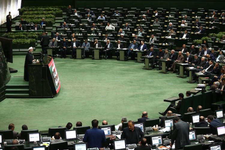 هدف از ایجاد مشکلات اقتصادی و جنگ روانی، مایوس کردن ملت از آینده است/در عرصه های سیاسی، اقتصادی و اجتماعی همه باید کنار هم آمریکا را به زانو در آوریم/دولت با تمام توان معتقد است با هدایت رهبری و حمایت مردم از مشکلات عبور می کنیم/ در زمانی کوتاه از مشکلات عبور می کنیم؛ ابر تورم توهم است و بنیان اقتصادی ندارد/ الان دوران رقابتهای لیگ و انتخابات نیست، در برابر دشمن تیم ملی باشیم/ حل مشکلات حوزه حمل و نقل و از جمله مشکلات کامیونداران در اولویت باشد/ طی روزهای آینده نیمی از جمعیت کشور سبد غذایی دریافت می کنند