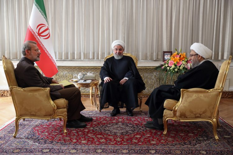 ملت ایران  بار دیگر با استقامت و ایستادگی خود نقشه ها و توطئه های آمریکایی ها را نقش بر آب کردند/هدف تحریمهای نابجا و غلط آمریکا تاثیر بر زندگی و معیشت مردم ایران است/یکی از مباحث مهم جلسه سران قوا ترسیم نقشه راه برای ماه‌های آینده، طبق فرمایش و دستور مقام معظم رهبری بود/ آمریکایی‌ها در ماه‌های آینده خواهند فهمید که راه غلط و اشتباهی را انتخاب کرده اند/ اولین بسته حمایت غذایی آبان داده می شود 