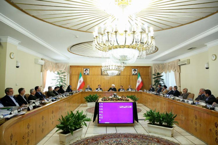 همه باید تلاش کنیم مفاسد را کم و راه پولشویی را ببندیم/با خیابانی کردن موضوعات کارشناسی، مردم را به جان هم نیندازیم/ ایران مهمترین مدعی مبارزه با سلاح کشتار جمعی و تروریسم است/ بزرگواری مردم است که علیرغم مشکلات و شرایط سخت در کنار مسوولان هستند و محبت دارند/ تشکر از مردم آذربایجان غربی و استقبال پرشور آنان از خادمان خود در دولت/ توزیع سهام عدالت به بیش از 5 میلیون نفر در هفته اول آذر