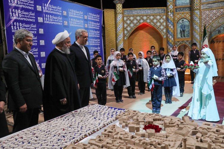 اهدای پرنده صلح و دوستی از سوی کودکان صلح به دکتر روحانی