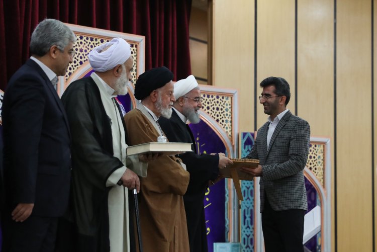 تجلیل دکتر روحانی از برگزیدگان بیست و هفتمین اجلاس سراسری نماز