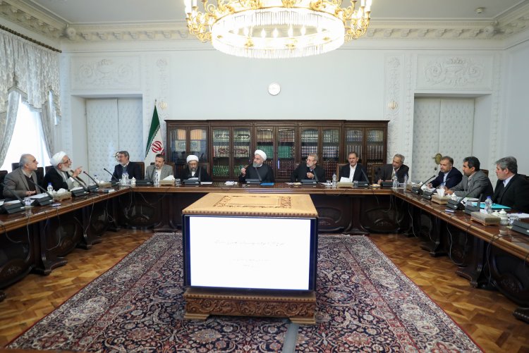گزارش اقدامات بانک مرکزی برای کنترل بازار پول و ارز بررسی شد/ تصمیم گیری جهت تأمین اعتبارات مورد نیاز برای تأمین نیاز صنعت دارو و بخش بهداشت و درمان کشور