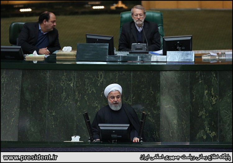 بودجه ۹۸ متناسب با تحریمهای ظالمانه آمریکا تنظیم شده است /با همراهی مجلس، حمایت مردم و هدایت رهبر انقلاب بر مشکلات غلبه می کنیم / اصلاح اقتصاد در گرو اصلاح بانکها و نظام مالیاتی است/مردم باید شفاف بدانند که کدام بنگاهها مالیات نمی دهند/۹۸ سال عرضه بنگاههای بزرگ اقتصادی به بازار خواهد بود، بویژه شستا/ برای شیرین کردن و انتقال آب به دشت مرکزی تلاش خواهیم کرد/ معیشت مردم، تحرک تولید و اشتغال سه هدف اصلی بودجه ۹۸ است/ کالاهای اساسی مردم با ارز ۴۲۰۰ تومانی تامین خواهد شد/دریافتی حقوق بگیران ثابت ۲۰ درصد افزایش خواهد یافت/اقدامات حمایتی و جبرانی در سال ۹۸ هم ادامه می یابد/قدرت مردم ما را به انتخاب راه درست مجبور می کند/ملت باید بداند چه کسی  و برای چه بودجه می گیرد