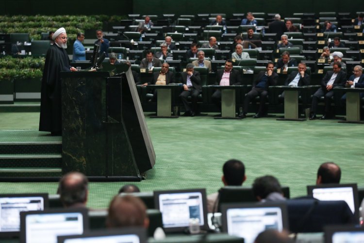 نام دکتر هاشمی در تاریخ کشورمان در کنار طرح تحول سلامت ماندگار خواهد بود/دولت و مجلس برای اجرای طرح تحول سلامت دست در دست هم دارند/ خوشحالم که مجلس بعد از 22 بهمن کار بررسی نهایی لایحه بودجه را آغاز می‌کند/ ان شاء الله با تصویب نهایی لوایح چهارگانه و بخش تکمیلی دوفوریتی، دست مسئولین برای روان‌سازی مبادلات خارجی و مالی و بانکی‌ بازتر شود/افتخار ما این است که 95 درصد دارو در داخل تولید می‌شود/مجلس رای دهد؛ راهی جز جداشدن وزارت بازرگانی از صنعت وجود ندارد/تاکید بر اهمیت اجرای کارت الکترونیک برای بخش سلامت کشور