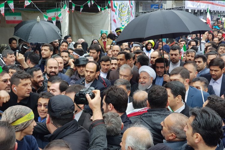 دکتر روحانی به جمع شرکت کنندگان در راهپیمایی یوم الله ۲۲ بهمن پیوست