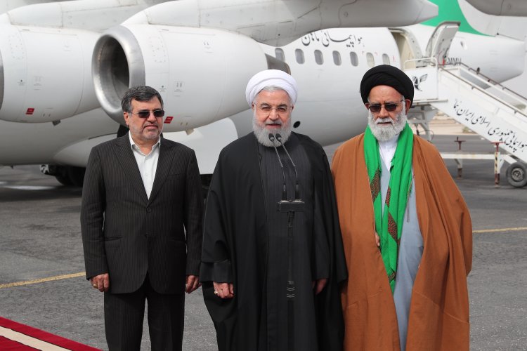 دکتر روحانی وارد بندر لنگه شد