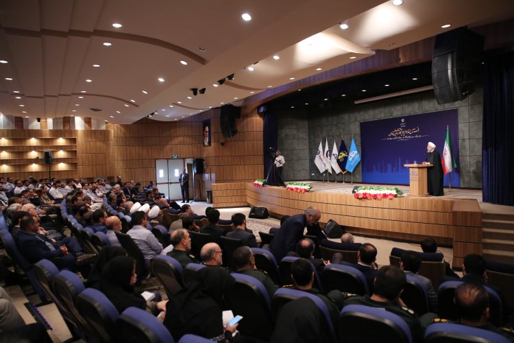 کمتر از دو سال، 3 فاز مهم در بزرگترین پالایشگاه میعانات گازی جهان افتتاح کردیم؛ این نماد شکست تحریم هاست/ ندیدن کارهای بزرگ و برجسته کردن نقص های کوچک، اقدامی اخلاقی و انقلابی نیست/ امروز همه ما در برابر تاریخ ایران آزمایش می شویم؛ نمی توانیم مایوس شویم/ جنگ هم پیروزی داشت و هم شکست، با هم بودیم و پیروز شدیم؛ امروز هم روز جنگ اقتصادی است /در این دولت خودکفایی در 5 محصول اساسی محقق شد/امنیت پایدار؛ حاصل تلاش سپاه، ارتش ونیروهای امنیتی و انتظامی است/ قدردانی از مهندسان و کارکنان صنعت نفت و سپاه پاسداران 