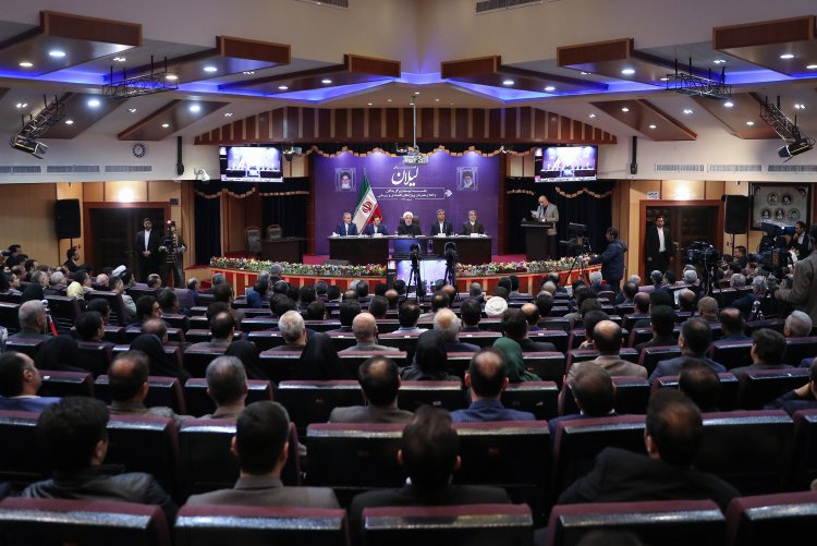 کاری که حکومت امریکا با مردم ایران می کند، فراتر از تحریم و جنایت علیه بشریت است/ هدف اصلی دشمن، خدشه دار کردن اعتماد بین مردم و مسوولان است/ باید در شرایط جنگ و کینه توزی بدخواهان، قوا و مردم کنار هم باشند/ قطعنامه ۲۲۳۱ از افتخارات ماست/به آمریکا و کسی دیگر اعتماد نکردیم، از شورای امنیت سازمان ملل به اتفاق آرا تضمین گرفتیم/با بدبینانه ترین شرایط و بدون اعتماد، اما به پشتوانه مردم مذاکره کردیم/ برای خدمت به مردم، تعطیلی نداریم

