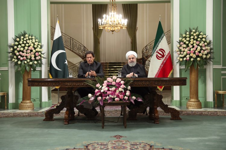 گام جدیدی در روابط ایران و پاکستان برداشته شد/ تهران و اسلام آباد مصمم به توسعه روابط بدون اثرپذیری از کشور ثالت هستند/ایران و پاکستان برای مبارزه با تروریسم در مرزهای خود نیروی واکنش سریع مشترک تشکیل می دهند/ایران آماده تامین نیازهای نفت و گاز پاکستان است/برای تقویت صادرات و واردات ایران و پاکستان ، کمیته تهاتر  تشکیل می شود