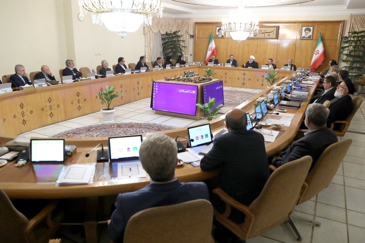 آمریکا هر بار علیه ملت ایران توطئه کرده شکست خورده است؛ باز هم شکست خواهد خورد / هم مرد دفاع و هم مرد مذاکره‌ایم / با چاقوکش مذاکره نمی‌کنیم / آمریکا، به دروغ دنبال مذاکره است/ هرگاه با منطق صحبت کنند، ما هم آماده‌ایم / عربستان و امارات بدانند که وجود و بقایشان در سایه تصمیم خردمندانه ایران است / دوران ترامپ به پایان خواهد رسید و ما ماندگاریم؛ به فکر دوستی دائمی در منطقه باشیم/ بدانید که اقدامات شما در تاریخ ثبت خواهد شد / نفت خود را می فروشیم؛ به صفر رساندن صادرات نفت ایران امکان‌پذیر نیست/ پاسخ خوبی با بدی؛ با منطق برادری و همسایگی سازگار نیست / باید سیل و بازسازی خسارت ناشی از آن را به بازار بزرگ تحرک و اشتغال تبدیل کنیم