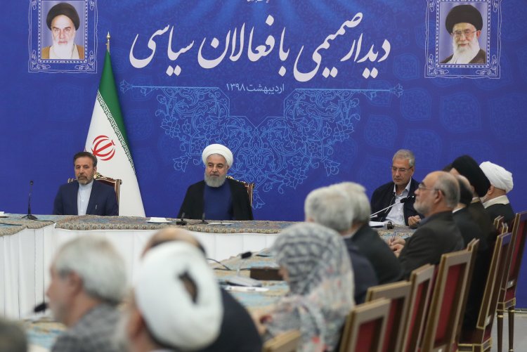فشارهای سیاسی و اقتصادی دشمنان، یک جنگ تمام عیار و بی سابقه در تاریخ انقلاب اسلامی است/ همه نیروهای انقلاب متحد باشند و دست در دست یکدیگر بدهند/ نباید تسلیم بشویم؛ باید راه‌حل ها را پیدا کنیم/ سوالات و مطالبات از دولت باید با اختیارات دولت همخوانی داشته باشد/ مشکلات مردم تنها اقتصادی نیست/ انتخابات امسال باید به نماد وحدت و اتحاد در کشور تبدیل شود