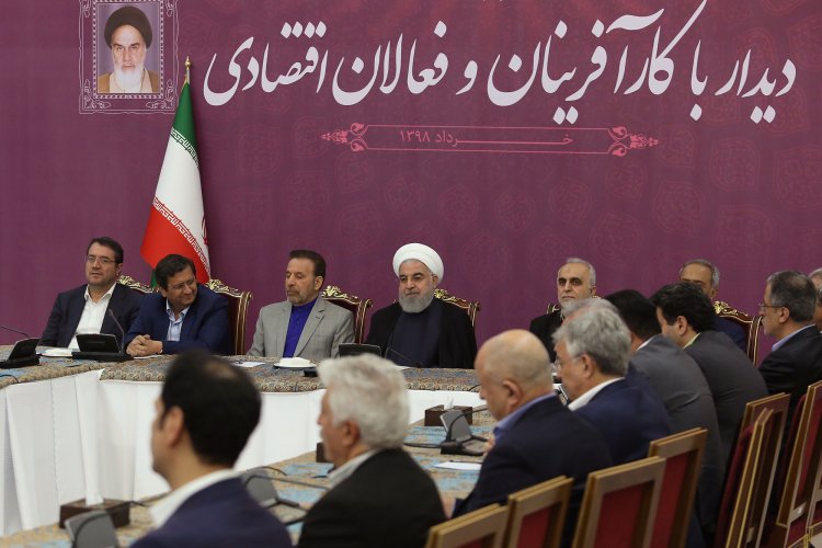 هدف توطئه های دشمنان جلوگیری از  ایرانی قدرتمند، متحد و توسعه یافته است/ رقابت بخش دولتی با بخش خصوصی کاملاً اشتباه است/ حتماً بنگاه‌های دولتی باید واگذار شود/ طی 6 سال گذشته دست در جیب بانک مرکزی نبرده و پایه پولی را بالا نبردیم/ قیمت ارز 13 هزار تومان و حتی 8 هزار تومان نیست/ دست کارآفرینان را می‌بوسیم
