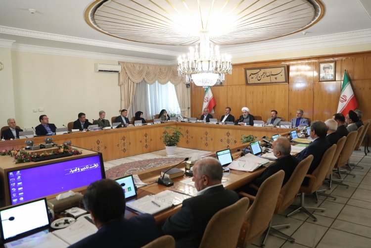 اقدام ایران در کاهش تعهدات، برای حفظ برجام است/ اگر آمریکا از آتش می‌ترسد، شعله را روشن نکند و به مصوبه شورای امنیت عمل کند / مردم بدانند که در مورد برجام لحظه‌ای احساسی عمل نکردیم / حمله به هواپیمای مسافربری ایران نشان داد که جنایت برای آمریکایی‌ها آسان است/ کنارگذاشتن برخی تعهدات بازگشت پذیر پس از صبر یکساله، قابل اعتراض نیست/ در 16 تیرماه سطح غنی‌سازی ایران براساس ضرورت و نیاز ما خواهد بود/ توصیه ایران به اروپا و آمریکا، بازگشت به میز مذاکره و احترام به قانون و مصوبات شورای امنیت است/ هر ساعتی که به برجام بازگردند، ما هم بازخواهیم گشت/ دولت با همه توان درحال تلاش برای رفع مشکلات است/ دشمن را مجبور به احترام به قانون و ملت ایران خواهیم کرد/ اینستکسِ توخالی، به هیچ دردی نمی‌خورد؛ باید نفت بخرند و پولش به واسطه آن در اختیار ایران باشد / تبریک ایام ولادت با سعادت حضرت فاطمه معصومه(س) و روز دختر