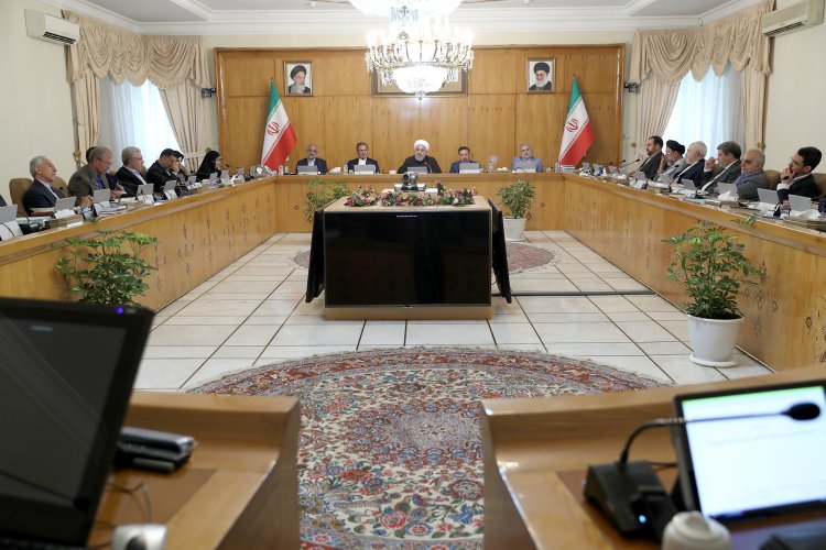 اقدام انگلیس در توقیف نفتکش ایرانی به نیابت از گروه «ب»، بسیار سخیف و غلط بود/ انگلیسی‌ها آغازگر ناامنی در دریاها هستند و تبعات آن را درک خواهند کرد/ نمی پذیریم که غنی سازی برای دیگران خوب و برای ایران بد باشد/ گام‌های ما در برجام تدریجی اما تصاعدی خواهد بود/  تحریم‌ها را کنار بگذارید، از ملت ایران عذرخواهی و به تعهدات خود عمل کنید؛ شرایط متفاوت می‌شود / شاخص‌های اقتصادی در ماه‌های اخیر در همه زمینه‌ها مثبت و رو به رشد است / نرخ بیکاری از 12.1 به 10.8 کاهش یافت / گرامیداشت دهه کرامت و میلاد با سعادت امام رضا(ع)