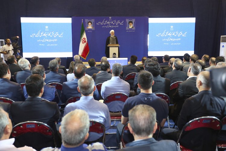 ساخت نیروگاه هریس طی چند سال اخیر توسط مهندسان ایرانی، مایه مباهات است/ اینکه طی یکروز در استان آذربایجان شرقی ۶ هزار میلیارد تومان طرح آب و برق افتتاح می شود؛ نشان امید یک ملت است/ تحریم ظریف نشانه عجز در برابر عزت و قدرت ملت ایران است/ طی دولت تدبیر و امید سالانه ۴۰ هزار میلیارد تومان در بخش نیرو سرمایه گذاری شده است/ طی هفته آینده افتتاح های بسیار مهمی در صنعت و پدافند هوایی خواهیم داشت/ ملت در برابر سختی سر فرود نمی آورد؛ مسوولین تمام تلاش را برای خدمت به مردم بکار گرفته اند/ کار بخش خصوصی موجب افتخار مضاعف است؛ ۶۷ درصد برق کشور را بخش خصوصی تولید می کند