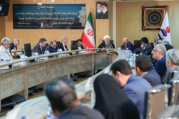 افتتاح طرح های جدید در پالایشگاه تبریز با حدود ۵ هزار میلیارد تومان سرمایه گذاری نشانه تحرک و پیشرفت کشور است/ کیفیت تولیدات و حفظ محیط زیست اولویت اصلی دولت در توسعه صنعت نفت بوده و هست/ در این دولت؛ هر سال ۳ هزار روستا به شبکه گاز متصل شده است