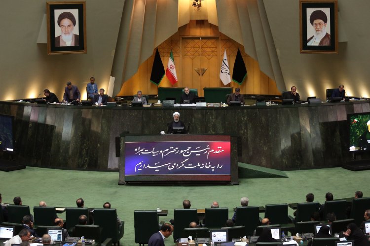 استراتژی ما بر مقاومت داخلی و دیپلماسی فعال استوار است/ با راهبرد صبر انقلابی و تدبیر عقلانی نگذاشتیم ایران تنها بماند/ شاخص های اقتصادی ماههای اخیر ثابت می کند که مقاومت ملت ایران پاسخ داده است/ برخی رسانه ها به تقابل و دوگانگی ها دامن نزنند/نباید صدای دشمن را از عده ای در داخل بشنویم/با کنار هم بودن از مشکلات راحت تر عبور می کنیم/ هیچگاه دروازه دیپلماسی را نخواهیم بست/ مذاکره دوجانبه با آمریکا مطرح نیست/ آقای مونسان عنصری فعال و خوشفکر برای تصدی وزارت جدید است/ آقای حاجی میرزایی متخصص علوم اجتماعی، واجد اخلاقی فوق العاده و رفتاری منظم و دقیق است