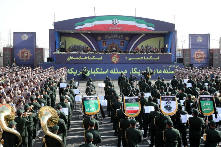 با شعار و طرح «ائتلاف امید» و «ابتکار صلح هرمز» به نیویورک می رویم/ با همه همسایگان دست رفاقت دراز می کنیم و از خطاهای گذشته آنها نیز می گذریم/ شکاف ملتهای منطقه خواسته آمریکا و صهیونیسم است/ منطق ما، امنیت درون زا برای خلیج فارس و تنگه هرمز است/ با اقتدار نیروهای مسلح و ملت بزرگ، دشمن جرات تعدی به ایران اسلامی را نخواهد داشت/ تولیدگران، کارآفرینان و فناوران در خط مقدم مقابله با دشمنی ها هستند/ مرد دفاعیم نه اهل تسلیم/ اجازه نخواهیم داد کسی به مرزهای ما تجاوز کند/ نسبت دادن حوادث منطقه به ایران، تکرار دروغ های اثبات نشده قبلی است