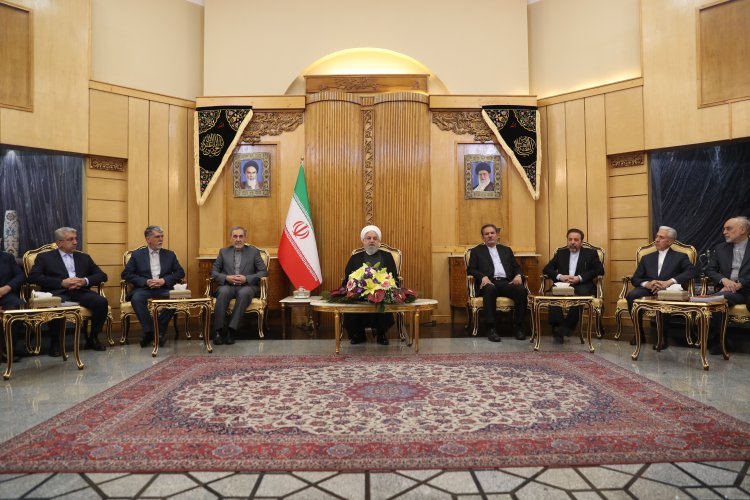آمریکایی ها فضاسازی کرده بودند که آماده مذاکره اند و همه مشکلات بر سر لجبازی طرف ایرانی است / با استدلال نشان دادیم مانع مذاکره آمریکاست؛ ما آماده مذاکره‌ایم اما نه در فضای تحریم و فشار/به شبهه افکنی های آمریکا و عربستان درباره حادثه آرامکو پاسخ دادیم/ تحریم‌های آمریکا سست‌تر از هر زمان دیگر شده است/ از هدفهای آمریکا منزوی کردن ایران بود اما محل اقامت هیأت ایرانی در نیویورک از پر رفت و آمدترین و فعال‌ترین مراکز دیپلماسی شده بود/ جایگاه ایران کاملاً در اجلاس مجمع و در این رفت و آمدها مشخص بود/ توانستیم پیام مظلومیت و حقانیت ملت ایران را برای جامعه جهانی توضیح دهیم