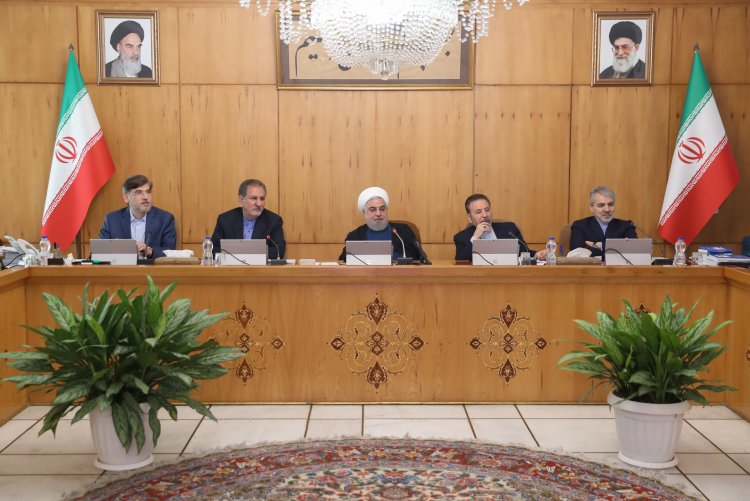 دستور رئیس جمهور به شهرداری تهران و دستگاه‌های ذی‌ربط برای حل معضل بوی نامطبوع اتوبان تهران – قم/ اختصاص 2 هزار میلیارد ریال اعتبار برای احیای دریاچه ارومیه/ موافقت دولت با اختصاص اعتبار برای زهکشی دشت گمیشان در استان گلستان/ آغاز رسیدگی به لایحه «مقابله با فساد و ارتقای سلامت نظام اداری – مالی» در دولت

