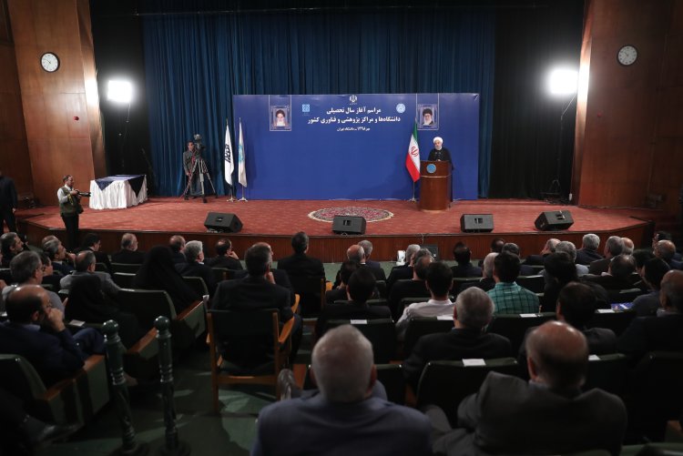دانشگاه باید به دانشگاه مهارت محور تبدیل شود/ فرزند حوزه و دانشگاه هستم و افتخار می کنم/ مجموعه دانشگاه و حوزه، اداره آینده جامعه را برعهده دارد/ گسترش فضای کمی دانشگاه بدون کیفیت مطلوب ما نیست/ ایران در علوم مختلف پیشرفته است و این افتخارآمیز است/ پیوند دانشگاه با مراکز تولیدی کشور یک ضرورت است و باید به این روند سرعت داده شود/ سرنوشت آینده کشور را انتخابات تعیین و تأیید می کند/ بهترین راه برای شکستن افراط‌گرایی، اصلاح جامعه ، شایسته‌سالاری و حاکم شدن افکار به حق مردم ، صندوق رأی است/ با تلاش همگانی از مشکلات عبور خواهیم کرد/ دانشگاه باید در مسایل مهم استراتژیکی ایفای نقش کند