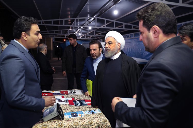 بازدید دکتر روحانی از نمایشگاه محصولات دانش بنیان منتخب استان یزد

