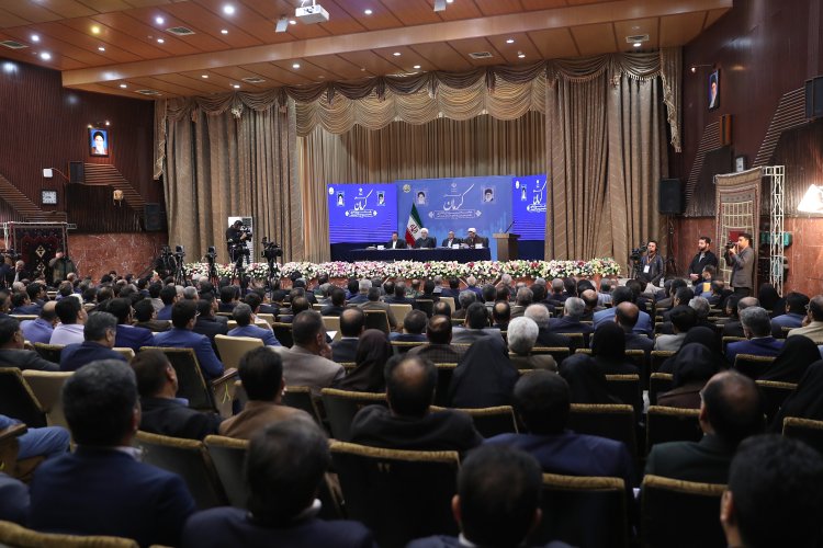 از اردیبهشت 98 روند تورم کاهش و رشد اقتصادی افزایش یافت/ سال آتی حقوق و درآمد حقوق بگیران ثابت را بالا می بریم/ ماهیانه غیر از یارانه، بسته حمایتی در اختیار مردم قرار می دهیم/ باید بر اساس توانمندی های خودمان، کشور را اداره کنیم / در صادرات باید کالاهای خود را به بهترین کیفیت و بسته بندی ارائه کنیم/ راه مذاکره را رها نکرده و به مذاکره هم اتکا نکرده ایم؛ اکنون در روند مذاکرات، در اصول توافق کرده ایم اما در شیوه اجرا مشکل داریم/ از این استکبار بالاتر وجود ندارد که به مردم بگوییم راهی که شما انتخاب کردید، درست نبوده و راهی که ما می‌گوییم درست است