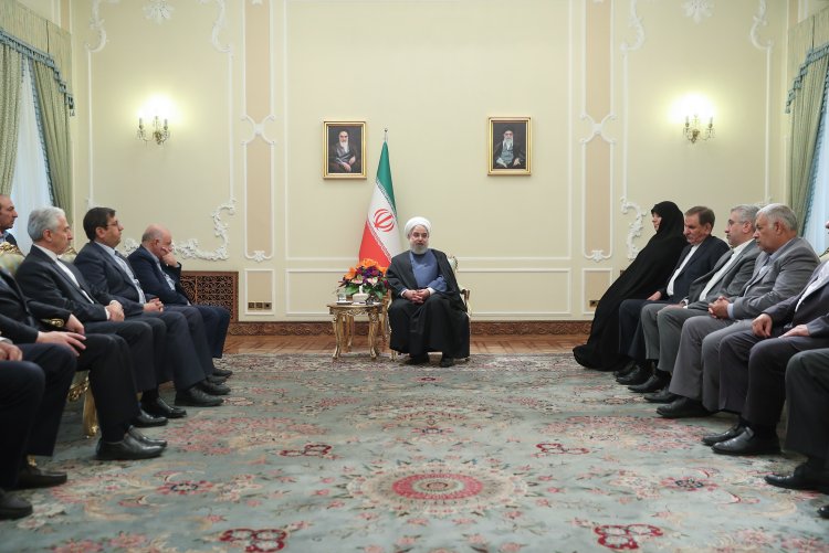 اقدام دولت در افزایش نرخ بنزین به نفع مردم و برای کمک به اقشار تحت فشار جامعه است/ دولت باوجود مشکلات اقتصادی‌، هرگز قصد برداشت از درآمد افزایش قیمت بنزین را ندارد  و همه آن میان حدود 60 میلیون نفر توزیع خواهد شد/ 4 سال است که قیمت بنزین تغییر نکرده است