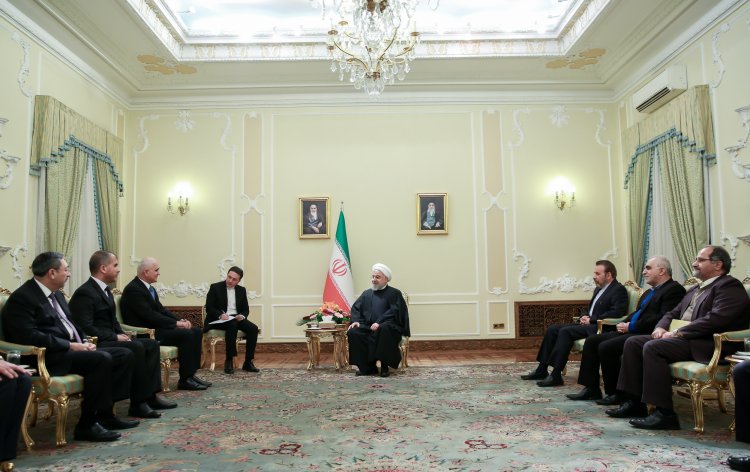 تهران و باکو در سایه حکمت و درایت ، گام‌های بسیار مثبتی در مسیر تعمیق هر چه بیشتر روابط برداشته اند/ تاکید بر ضرورت اجرای کامل و هر چه سریع‌تر طرحهای مشترک/ایران  اجرای پروژه های مشترک اکتشاف و استخراج نفت در دریای خزر را با جدیت پیگیری می کند/ دریافت پیام کتبی رئیس جمهور آذربایجان