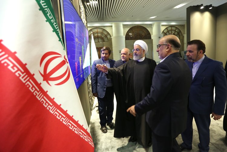 دکتر روحانی از نمایشگاه دستاوردهای صنعت پتروشیمی کشور بازدید کرد