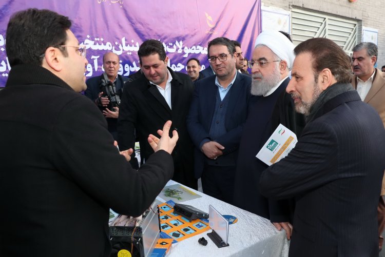 بازدید دکتر روحانی از نمایشگاه محصولات شرکت‌های دانش‌بنیان اردبیل