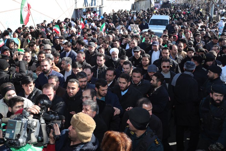 دکتر روحانی به جمع راهپیمایان یوم الله ۲۲ بهمن پیوست