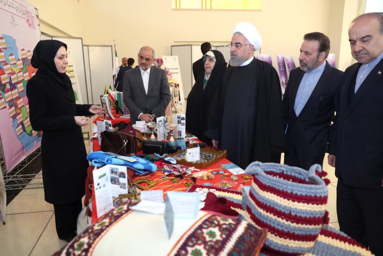 بازدید رئیس جمهور از نمایشگاه توانمندی های زنان و رونمایی از 34 کتاب گفت‌وگوی ملی خانواده