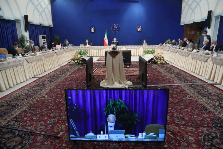 خدمت به مردم افتخار و مهم‌ترین هدف دولت است/ به مردم و رهبری عزیز قول می‌دهیم که همه امکانات و توان خود را برای دستیابی به اهداف بزرگ ملی تا روز آخر به کار بگیریم/ تفکیک قوا و استقلال به معنای تعارض و پیگیری اهداف مستقل نیست؛ هدف واحد همه ما خدمت به مردم است / قوای سه گانه باید در نوکری برای مردم مسابقه بگذارند/ در جلسات با روسای دیگر قوا، یک بیان و یک نظر داریم / ایران منزوی نشده و نخواهد شد و حرکتهای توسعه ای آن متوقف نمی شود/ پایان تحریم تسلیحاتی ایران تلاشی برای حفظ حقوق بین الملل، چندجانبه گرایی و ارزش نهادن بر توافقات بین المللی است/ تهران به دقت حرکتها در این عرصه را تحت نظر قرار داده است/ ایستادگی مردم یک ارزش ملی است و هیچکس حق ندارد از این ارزش ملی کاسبی کند/ در برابر ملت بخاطر صبر و تحملشان سر تعظیم فرود می آوریم