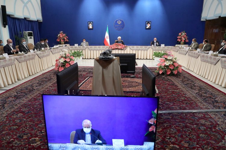 تولید کنندگان و فعالان صنایع پتروشیمی و فولاد سربازان خط مقدم جبهه اقتصادی و صادرات مهم کشور هستند/ زنجیره تولید محصولات پتروشیمی باید تا مصرف نهایی تکمیل شود/ محصولات همه حلقه های زنجیره فولاد و حتی پتروشیمی کشور در دولت تدبیر و امید، تقریبا دو برابر شده که این تحولی بزرگ در این دو عرصه است / در پتروشیمی و فولاد از خام فروشی جدا شده ایم/ درخواست های پی در پی برای مذاکره؛ ما نمایش نمی خواهیم، دنبال حل مساله هستیم/ برداشتن تحریمهای غیرقانونی پیش شرط مذاکره نیست بلکه واقعیت است/ قدردانی از تلاش همه فعالان در عرصه فولاد و پتروشیمی کشور