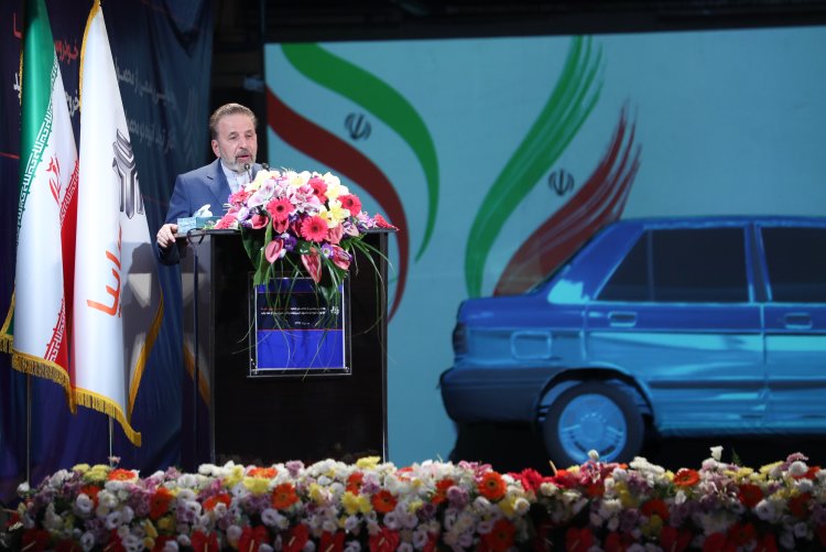 پژوهش باید اولویت اول صنعت خودروسازی و قطعه‌سازی کشور باشد/ صنعت خودرو و رفع مشکلات خودروسازان و قطعه سازان برای رئیس جمهور و دولت حائز اهمیت است/ حفظ جان و سلامتی مردم و تولید خودروی ایمن مهم تر از هر چیز دیگری است/ دشمنان در تحریم ملت ایران به هچ یک از اهداف سیاسی، اقتصادی، اجتماعی و امنیتی خود دست نیافته اند/ارزبری در صنعت خودرو باید در کوتاه مدت و با استفاده از توان داخلی به حداقل ممکن کاهش یابد
