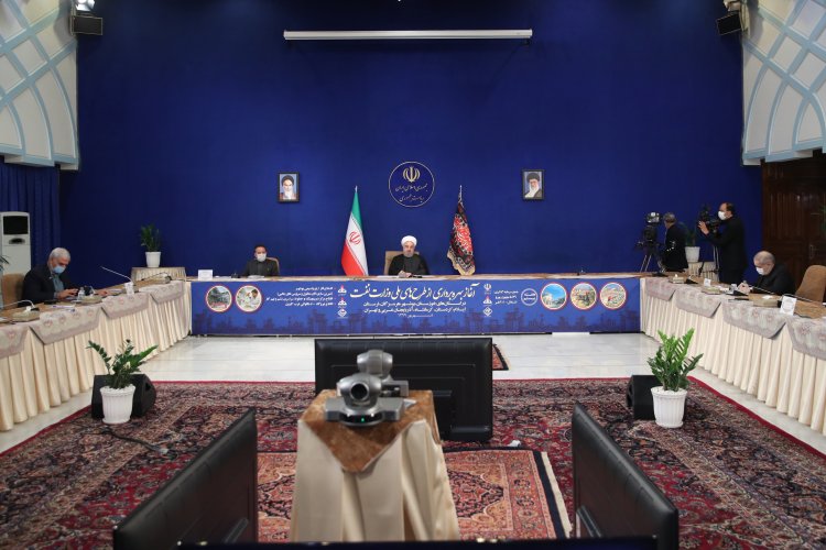 شبکه گازرسانی ایران در دنیا بی نظیر است/17 هزار روستا در دولت تدبیر و امید به شبکه گاز سراسری متصل شده اند/ کار بزرگی در میدان های مشترک نفتی و گازی انجام شده است؛ تولید گاز ما از منابع مشترک 2.5 برابر و تولید نفت حدود 6 برابر افزایش یافته است/ از تولید 600 میلیون متر مکعب گاز امروز به نزدیک یکهزار میلیون متر مکعب رسیده ایم/دستاوردهای این دولت در بخش های گاز، بنزین، گازوئیل و پتروشیمی، یادگار بزرگی برای دولت آینده است/تاکید بر ضرورت جلوگیری از خام فروشی ؛ نباید سنگ های معدنی ارزشمند کشور به صورت خام صادر شود