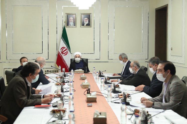 قطع زنجیره ابتلا و کاهش مرگ و میر اولویت اصلی است /  انجام تست های گسترده، هدفمند و هوشمند، در اولویت برنامه های کمیته درمان باشد/ رهگیری هوشمند و ایجاد محدودیت های هدفمند برای بیماران در دوران قرنطینه ضروری است/ ماموریت به وزارتخانه های ارتباطات و بهداشت برای توسعه و بهره برداری از یک برنامه کاربردی دقیق جهت پیگیری اعمال قانون تشدید نظارت ها و جرائم مرتبط با کرونا/ تاکید بر اطلاع رسانی منسجم، یکدست، شفاف و آگاهی بخش بدور از ایجاد هراس بی مورد/ اعمال محدودیت های شدید در 43 شهر با وضعیت بحرانی / کاهش 50 درصدی حضور کارکنان دولت در تهران تا پایان آبان ماه