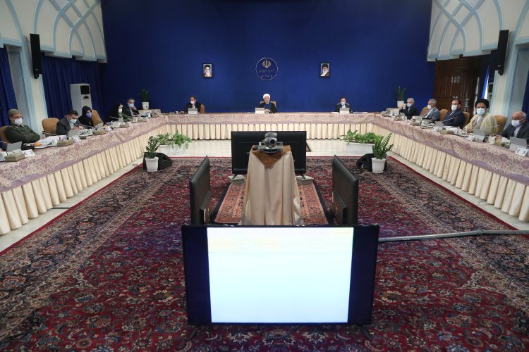 سیاست های ایران روشن و تغییر ناپذیر است؛ تصمیم با خود دولت جدید آمریکا است که به این سیاستها نزدیک یا از آنها فاصله بگیرد/ برنامه های خود را به اراده آنها پیوند نمی زنیم؛ این برنامه ها با اصول ما پیوند خورده است /آدمی را که در آمریکا دورانش رو به پایان است، از ابتدا تحریکش کردند و با تصورات کودکانه و توهم آمیز از برجام خارج شد/ منافع ملی کشور را فدای انتخابات سال 1400 نکنیم / برای تامین منافع ملی از هر فرصتی برای رفع تحریم ها استفاده می کنیم/ هدف ما لغو تحریم‌ها و تعامل سازنده با جهان است؛هیچ‌کس حق فرصت‌سوزی ندارد/ دولت با همه توان به دنبال متعادل کردن نرخ ارز و کاهش قیمت کالاهای اساسی است