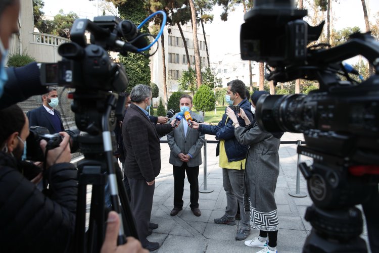 سیاست نظام جمهوری اسلامی ایران و دولت نسبت به آمریکا تغییری نکرده است/ دولت به دنبال افزایش صادرات نفت، گسترش بازارهای صادراتی و رساندن ارز به قیمت واقعی است/ ما تحریم را برای خود افتخار نمی‌دانیم بلکه اتکای بر مردم و داخل را افتخار می‌دانیم/ دولت در تلاش است با برداشتن تحریم ها به دولت بعدی کمک کند تا یک برنامه ریزی چهار ساله توسعه ای بدون تحریم داشته باشد/ تاکید بر ادامه سیاست گذشته دولت و کشور مبنی بر عدم اتکای بخش جاری بودجه به نفت
