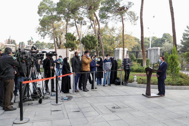 به هیچ دولتی خوش‌بین نیستیم مگر اینکه ببینیم در عمل چه کار می‌کنند

