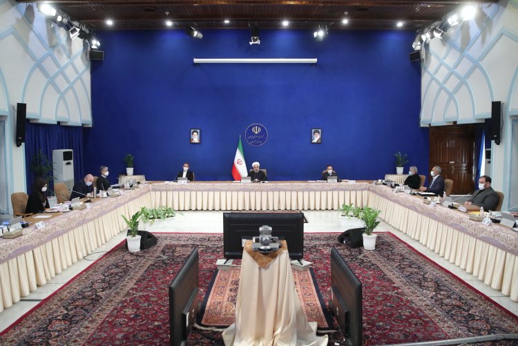 شهید قاسم سلیمانی قهرمان ملی، سرداری شجاع، کم نظیر، با درایت و به معنای واقعی کلمه معتدل بود/ رئیس جمهور و وزیر خارجه آمریکا  از مسوولان اصلی این جنایت و ترور وحشیانه شهید سلیمانی هستند/ ملت ما به عنوان یک حق، تا گرفتن انتقام خون عزیزشان، از آنها دست نخواهند کشید/ دست سردار ما را قطع کردید، پای شما را از منطقه قطع خواهیم کرد و تا آن روز به مقاومت ادامه می دهیم/درآمد حاصل از فروش نفت برای توسعه کشور و حمایت و توانمندسازی اقشار ضعیف جامعه هزینه خواهد شد/ بعضی موارد شاهد دوقطبی هایی در کشور هستیم که واقعیت ندارد و ناصحیح و کاذب است