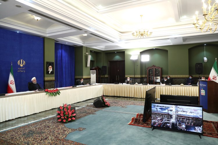 پالایشگاه گازی بید بلند خلیج فارس یکی از عظیم‌ترین پروژه‌ها در سطح منطقه و خاورمیانه است/ آنها که با قلدری مدعی بودند ایران را به زمین خواهند زد، با ذلت و سرافکندگی سرنگون شدند / 38 درصد از درآمد حاصل از فروش نفت برای تحول در تولید و بخش صنعت، به صندوق توسعه ملی واریز می شود/ قدرت انرژی، بخشی از قدرت ملی ما است/ ایران باید جزو 5 کشور اول صادرکننده گاز در جهان باشد/ایران با دارا بودن 32 هزار میلیارد متر مکعب گاز، بزرگترین منبع گازی در جهان است/  توان کشور در صادرات فراورده های نفتی، در دولت تدبیر و امید 4 برابر شد/قدردانی از همه مهندسان و متخصصان ایرانی دست اندرکار در ساخت پالایشگاه گازی بید بلند خلیج فارس