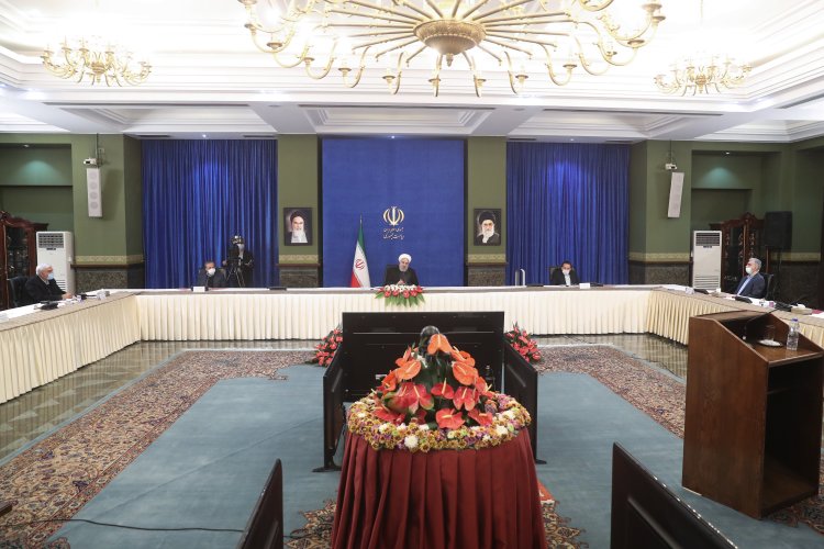  تسلیم شدن در برابر قانون عیب نیست، دولت آمریکا چاره ای جز تسلیم در برابر قانون و مقررات ندارد/  اینکه گفته می شود ایران بدنبال تحت فشار قرار دادن دولت آمریکاست، حرف نادرستی است/  احترام به مقررات و تعهدات بین المللی و اجرای آن جزو وظایف انسانی و سیاسی همه دولت ها است/ افتتاح طرح های ملی نشان از جهش تولید و زنده و فعال بودن کشور است/ اداره کشور بدون اتکاء به نفت از افتخارات دولت دوازدهم است

