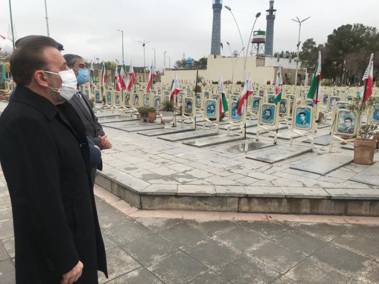 ادای احترام دکتر واعظی به مقام شامخ شهدای اصفهان

