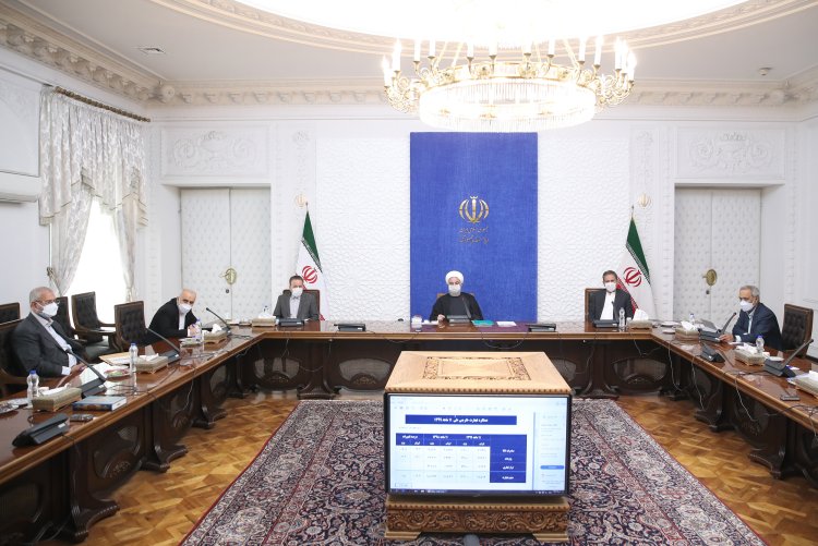 ثبات قیمت کالاها و تعادل در بازار ارز سیاست اصلی دولت است/ قیمت فعلی ارز با واقعیت اقتصاد کشور سازگار نیست و رو به کاهش خواهد بود/ تقویت صادرات غیر نفتی از ابزارهای مهم برای مقابله با تحریم ظالمانه و غیرقانونی آمریکا است/ تاکید رئیس جمهور بر دسترسی آسان مردم به کالاهای مورد نیاز با قیمت منصفانه
