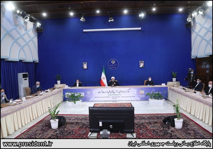 صنایع نفت و پتروشیمی از اهمیت بالایی برای کشور برخوردار است/  سال 99 کشور با کمترین اتکاء به نفت اداره شد/ اگر شیر نفت و گاز بسته شود همه فعالیت‌های کشور تعطیل می‌شود/  برجام از بس بزرگ و مهم بود، برای شکستن کمر آن توطئه کردند/  اقدامات این دولت در احقاق حقوق مردم فقط در برجام نبوده است/  افزایش بهره‌برداری از منابع مشترک نفتی و گازی از کارهای بزرگ در احقاق حقوق مردم است که در این دولت انجام شد/ دنیا و آمریکا ناچار خواهند شد در مقابل ملت ایران زانو بزنند/ترامپ مجری توطئه‌های صهیونیست‌ها و ارتجاع منطقه علیه برجام بود 
