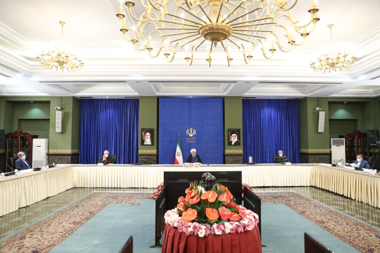 روند بیماری کرونا در کشور از نظر ابتلا و آمار فوتی ها کاهشی است/  همه تلاش دولت این است که تا پایان فعالیت خود، در زمینه کرونا به یک آرامش در کشور برسیم/ یکی از افتخارات این است که واکسیناسیون در ایران طبق برنامه تعیین شده و رایگان انجام می شود/ امیدواری به فراهم شدن شرایط برای آموزش حضوری از مهرماه سال جاری/ در زمینه لغو تحریم ها قدم های مهمی برداشته شده است / مردم در تعطیلات نیمه خرداد از سفر خودداری کنند / ابراز امیدواری به آغاز واکسیناسیون عمومی در کشور از مردادماه 

